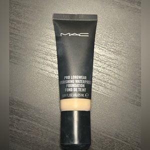 MAC Pro Longwear Foundation NC15